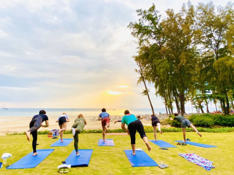beach sunset yoga hawaii waikiki honolulu 7 768x576